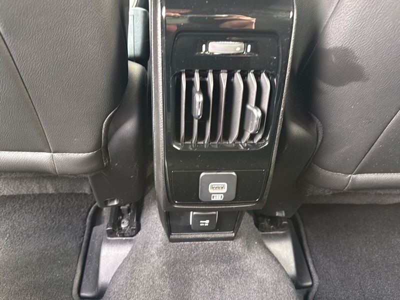 Jeep Compass Vehicle Full-screen Gallery Image 17