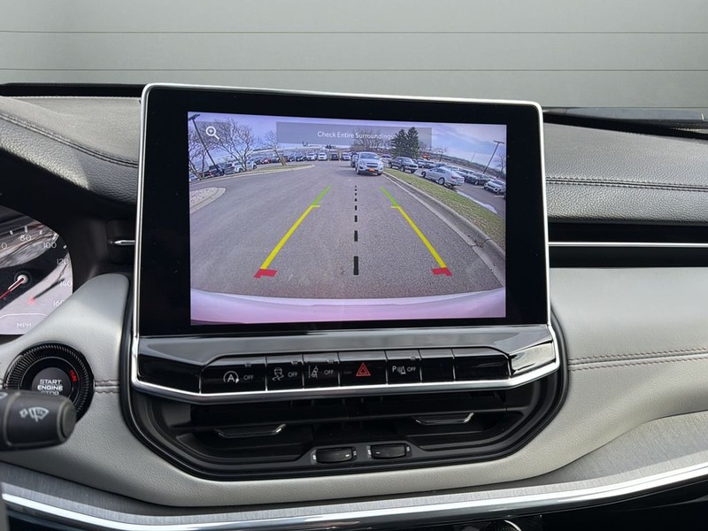 Jeep Compass Vehicle Full-screen Gallery Image 23