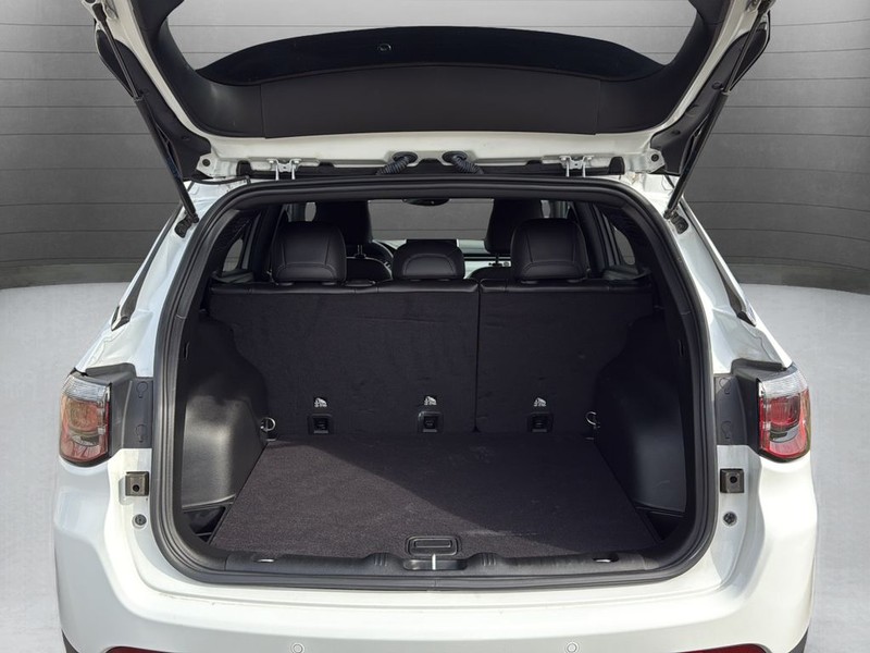 Jeep Compass Vehicle Full-screen Gallery Image 24