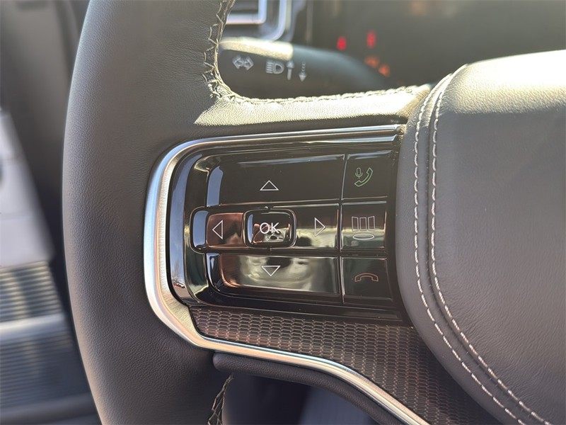 Jeep Grand Wagoneer L Vehicle Full-screen Gallery Image 9