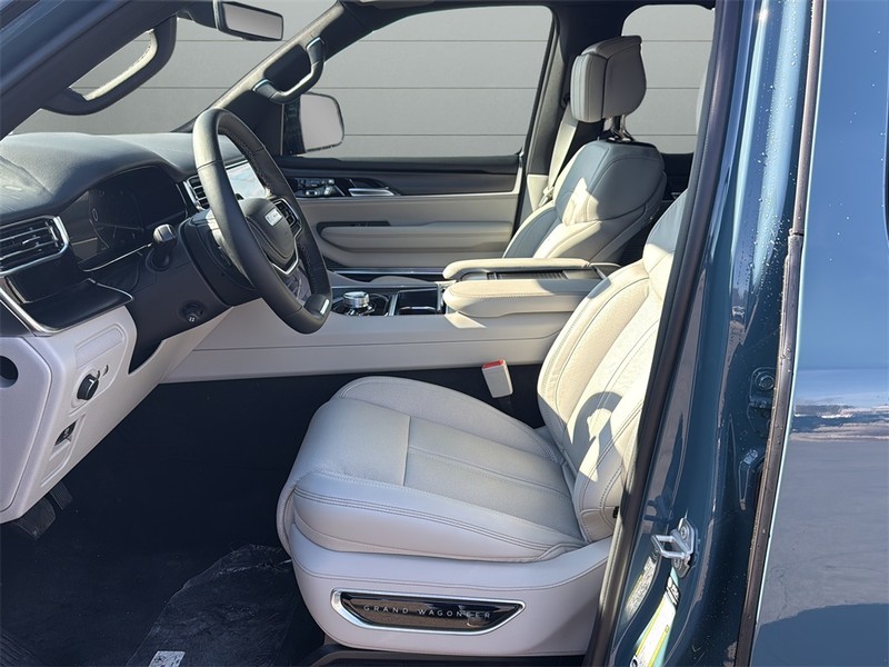 Jeep Grand Wagoneer L Vehicle Full-screen Gallery Image 10