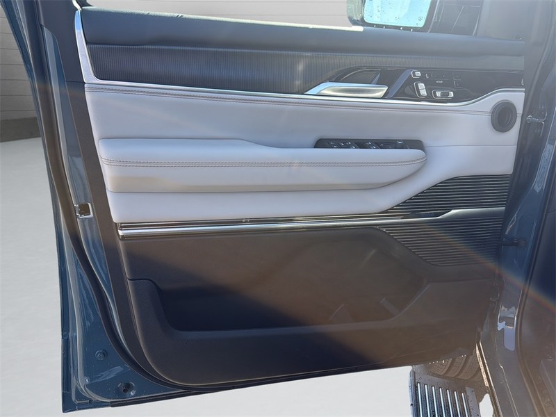 Jeep Grand Wagoneer L Vehicle Full-screen Gallery Image 11