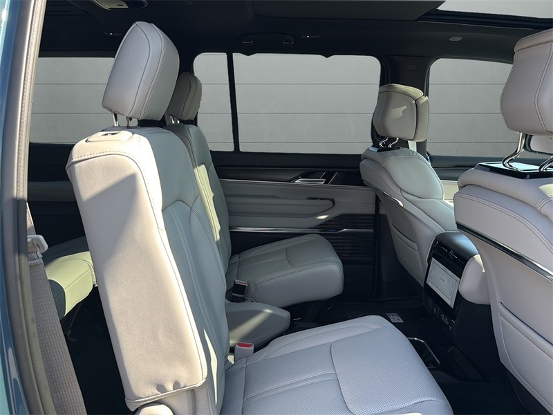 Jeep Grand Wagoneer L Vehicle Full-screen Gallery Image 14