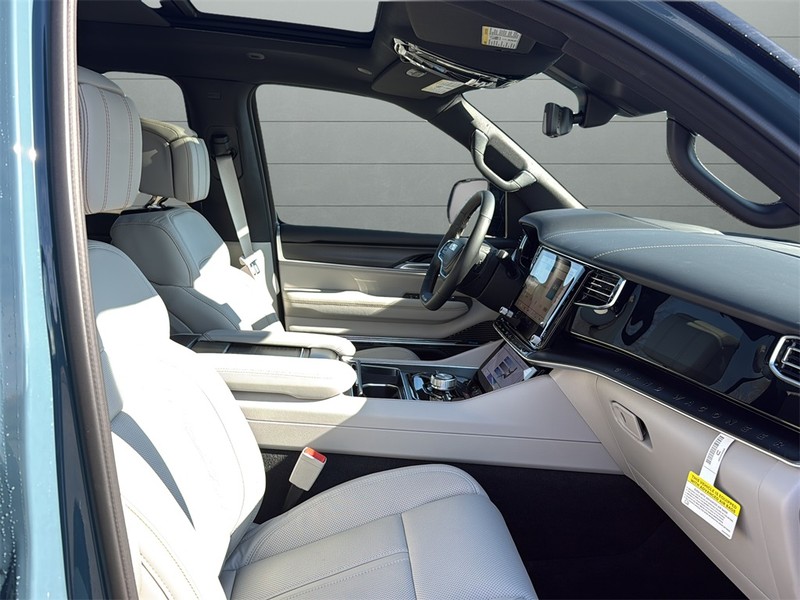 Jeep Grand Wagoneer L Vehicle Full-screen Gallery Image 15