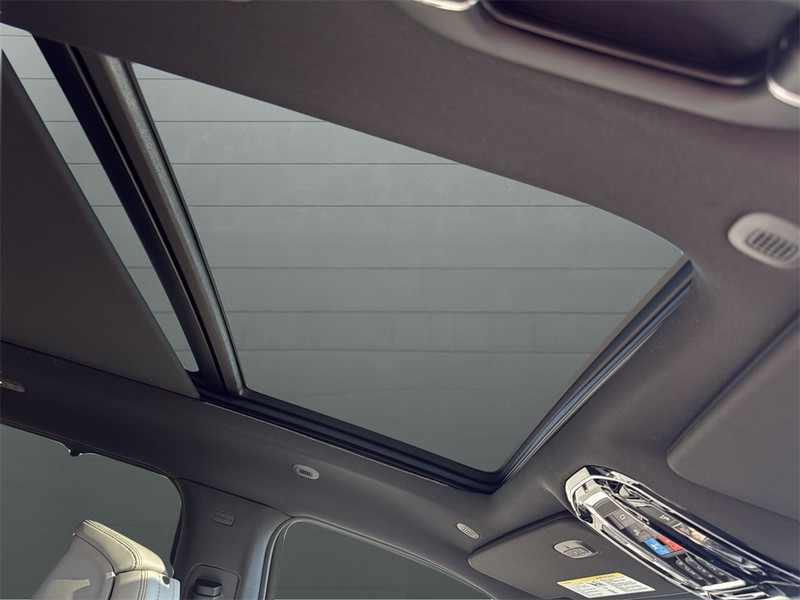 Jeep Grand Wagoneer L Vehicle Full-screen Gallery Image 16