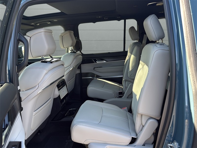 Jeep Grand Wagoneer L Vehicle Full-screen Gallery Image 17