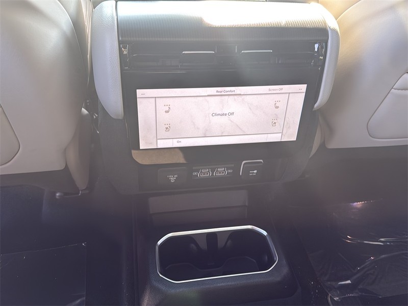 Jeep Grand Wagoneer L Vehicle Full-screen Gallery Image 18