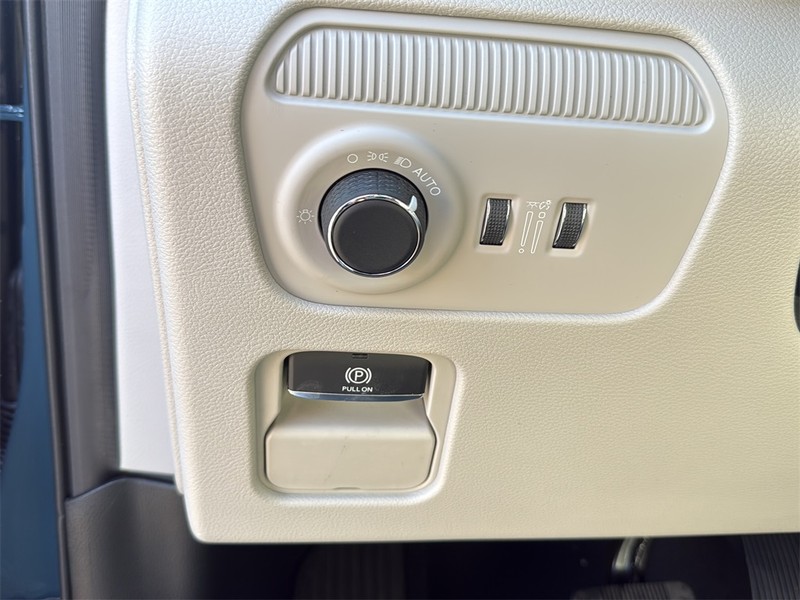 Jeep Grand Wagoneer L Vehicle Full-screen Gallery Image 19