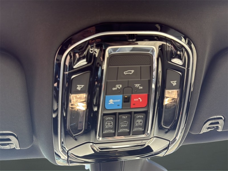 Jeep Grand Wagoneer L Vehicle Full-screen Gallery Image 25