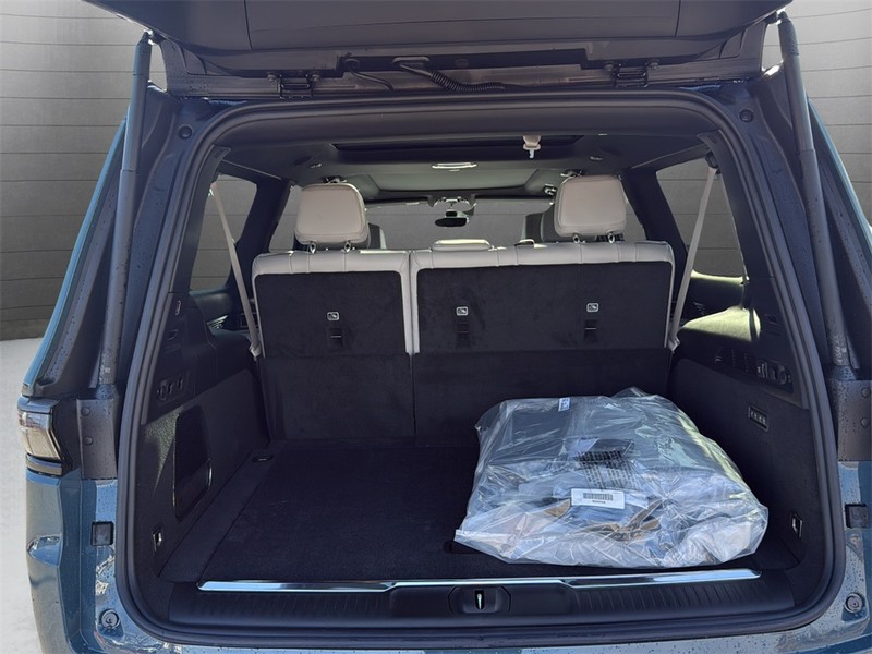 Jeep Grand Wagoneer L Vehicle Full-screen Gallery Image 26