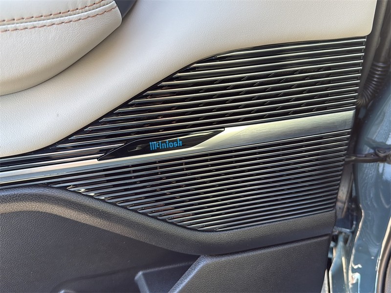 Jeep Grand Wagoneer L Vehicle Full-screen Gallery Image 27