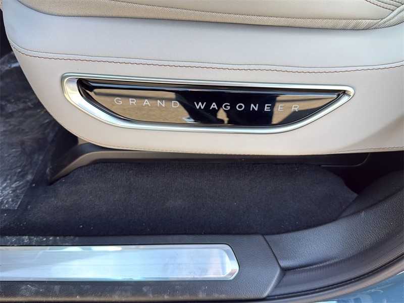 Jeep Grand Wagoneer L Vehicle Full-screen Gallery Image 28