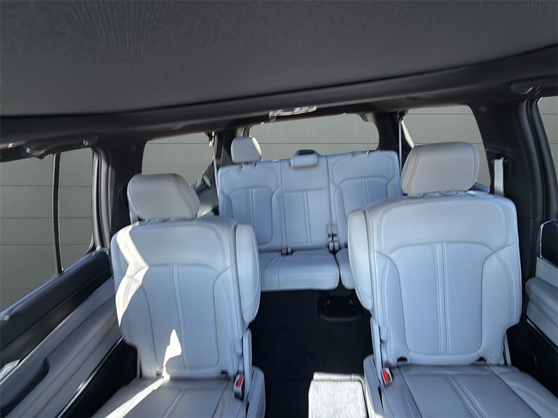 Jeep Grand Wagoneer L Vehicle Full-screen Gallery Image 30