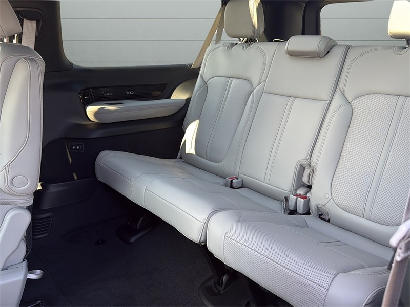 Jeep Grand Wagoneer L Vehicle Full-screen Gallery Image 31