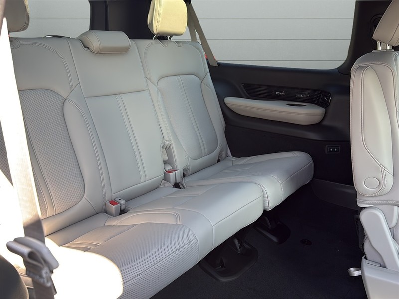 Jeep Grand Wagoneer L Vehicle Full-screen Gallery Image 32