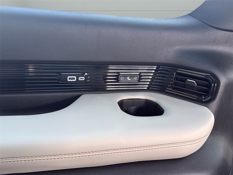 Jeep Grand Wagoneer L Vehicle Full-screen Gallery Image 33