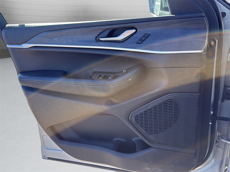 Jeep Grand Cherokee Vehicle Full-screen Gallery Image 10