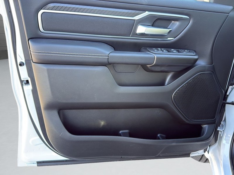 Ram 1500 Vehicle Full-screen Gallery Image 11