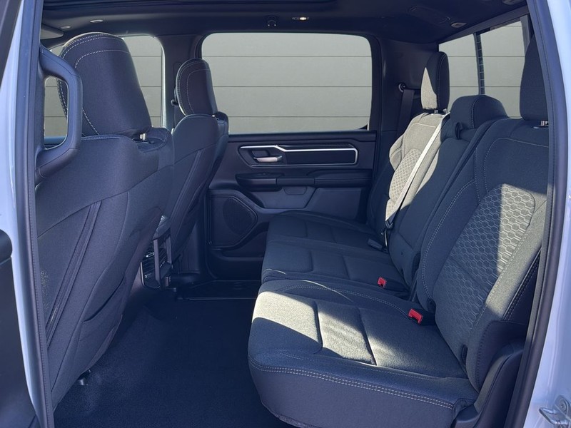 Ram 1500 Vehicle Full-screen Gallery Image 17