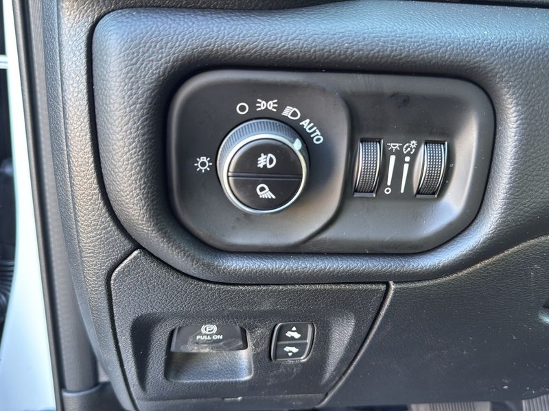 Ram 1500 Vehicle Full-screen Gallery Image 19