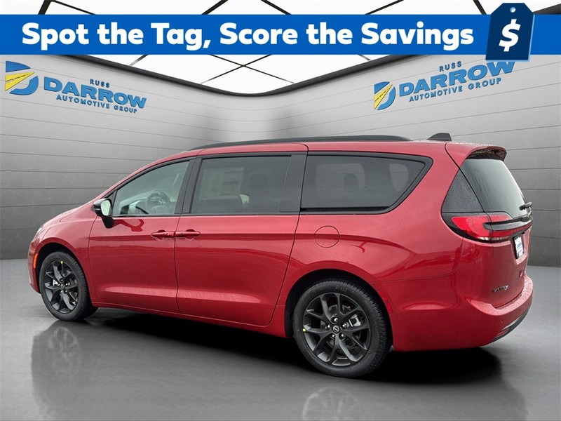 Chrysler Pacifica Vehicle Full-screen Gallery Image 3