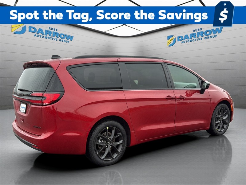 Chrysler Pacifica Vehicle Full-screen Gallery Image 5