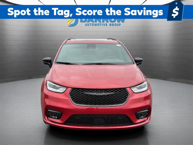 Chrysler Pacifica Vehicle Full-screen Gallery Image 8