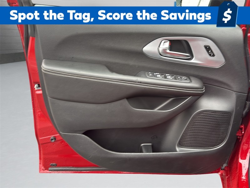 Chrysler Pacifica Vehicle Full-screen Gallery Image 11