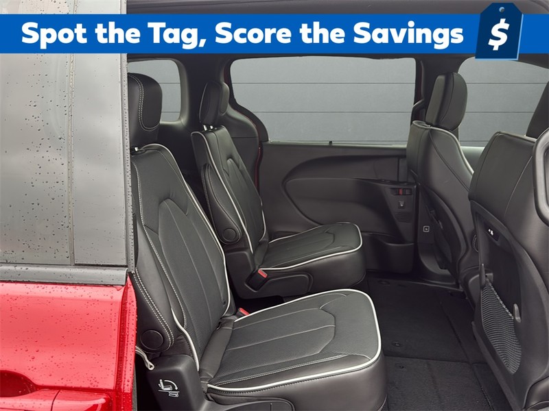 Chrysler Pacifica Vehicle Full-screen Gallery Image 14