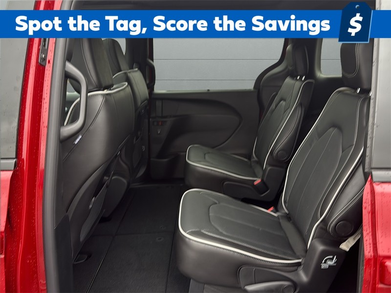 Chrysler Pacifica Vehicle Full-screen Gallery Image 17