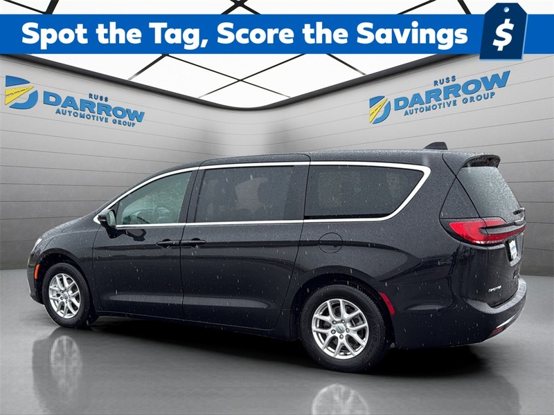 Chrysler Pacifica Vehicle Full-screen Gallery Image 3