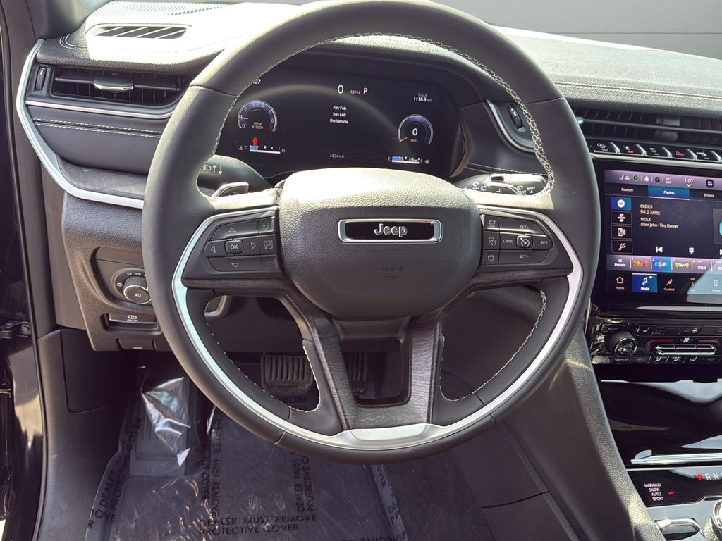 Jeep Grand Cherokee Vehicle Full-screen Gallery Image 29