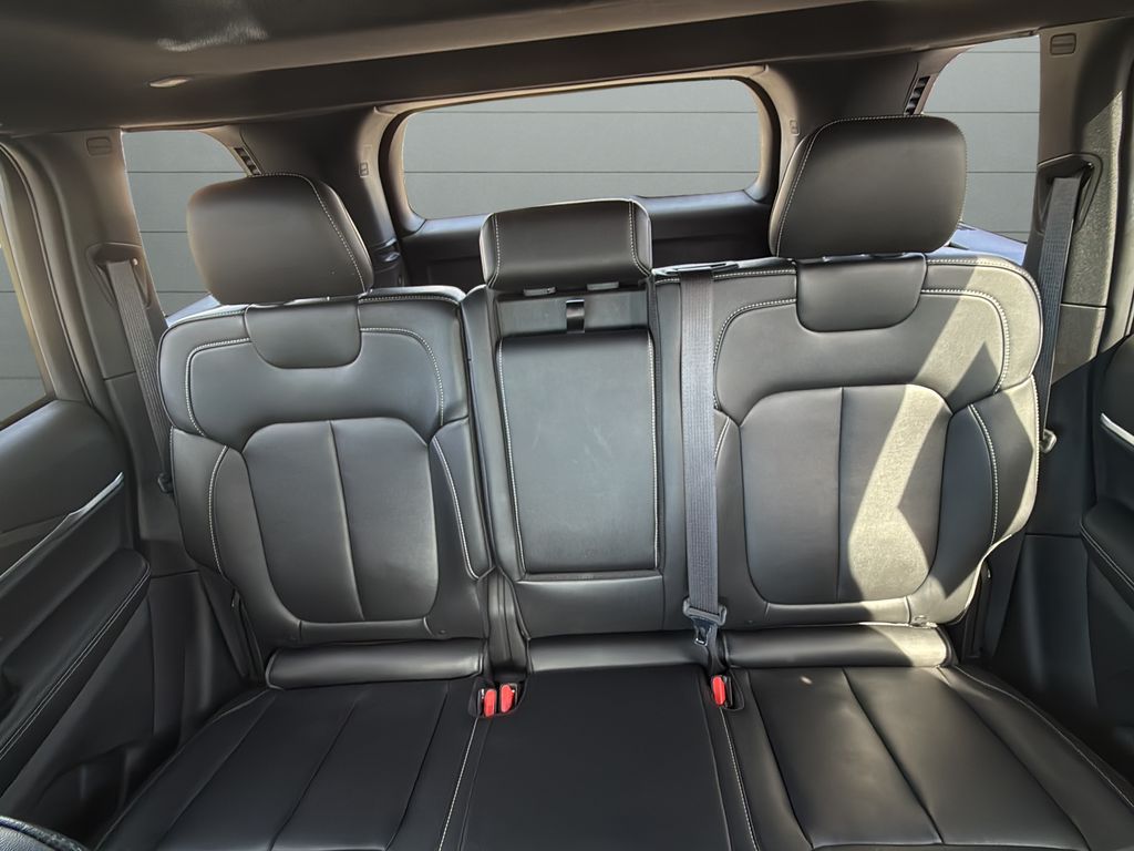 Jeep Grand Cherokee Vehicle Full-screen Gallery Image 30