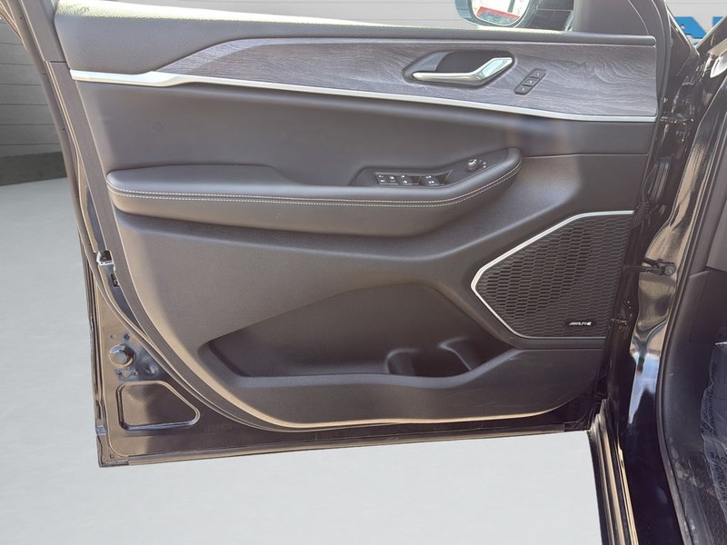 Jeep Grand Cherokee Vehicle Full-screen Gallery Image 11