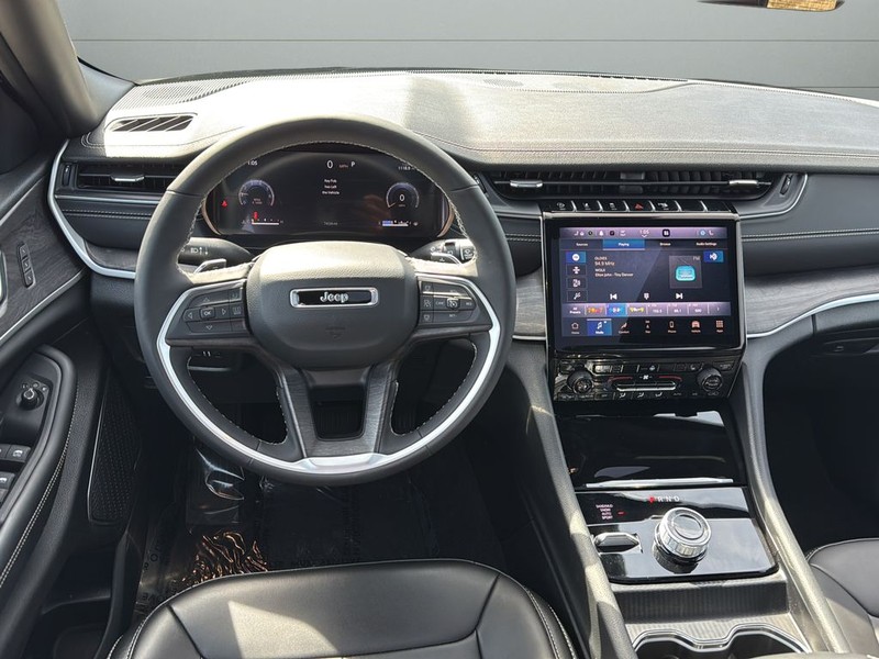 Jeep Grand Cherokee Vehicle Full-screen Gallery Image 12