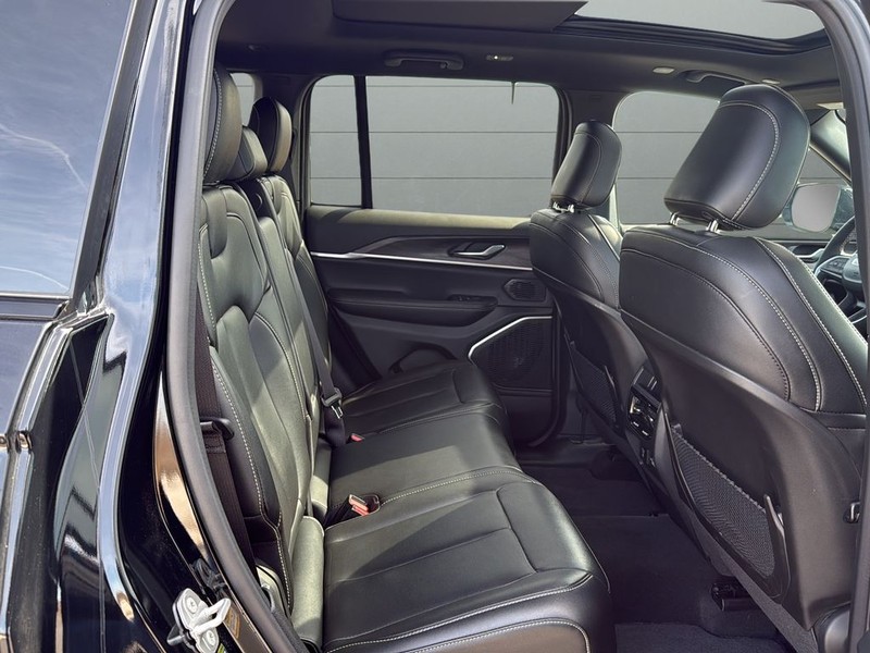 Jeep Grand Cherokee Vehicle Full-screen Gallery Image 14