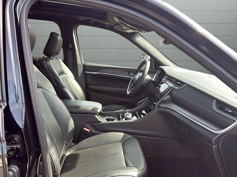 Jeep Grand Cherokee Vehicle Full-screen Gallery Image 15