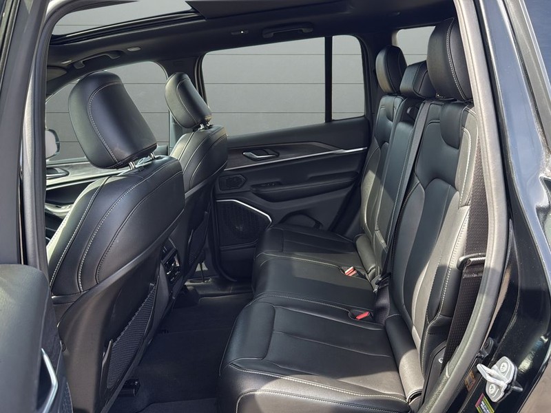 Jeep Grand Cherokee Vehicle Full-screen Gallery Image 17