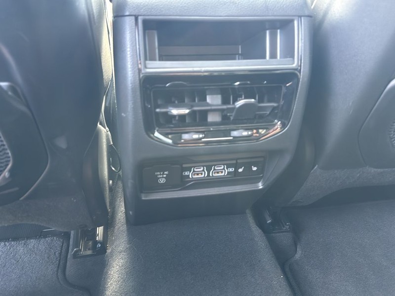 Jeep Grand Cherokee Vehicle Full-screen Gallery Image 18