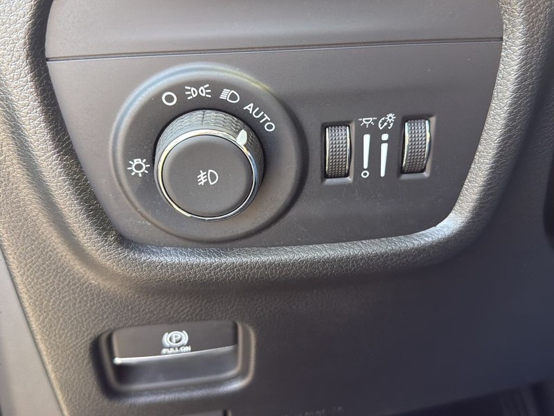 Jeep Grand Cherokee Vehicle Full-screen Gallery Image 19