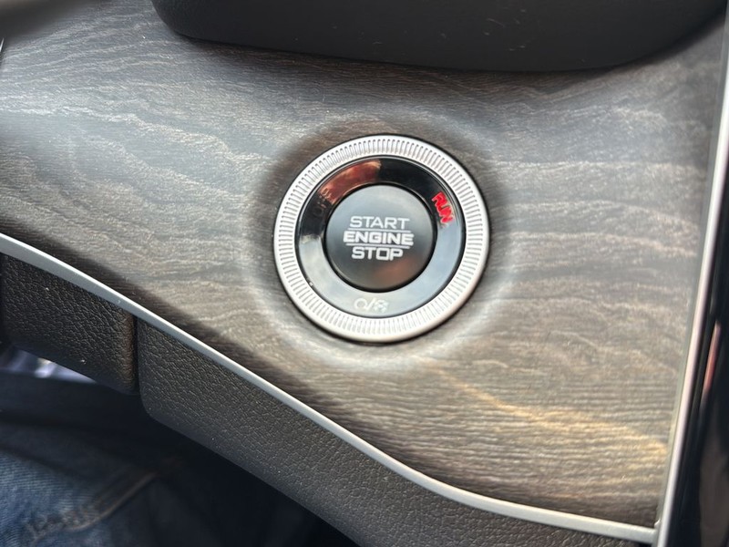 Jeep Grand Cherokee Vehicle Full-screen Gallery Image 21