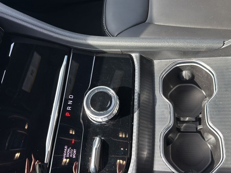 Jeep Grand Cherokee Vehicle Full-screen Gallery Image 22