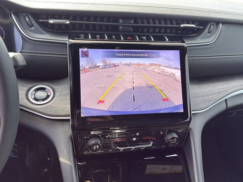 Jeep Grand Cherokee Vehicle Full-screen Gallery Image 24