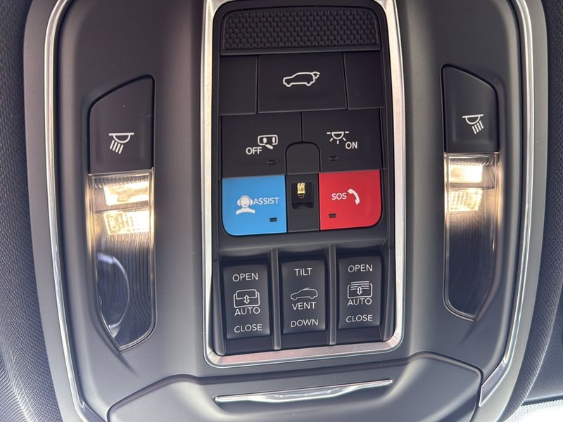 Jeep Grand Cherokee Vehicle Full-screen Gallery Image 25