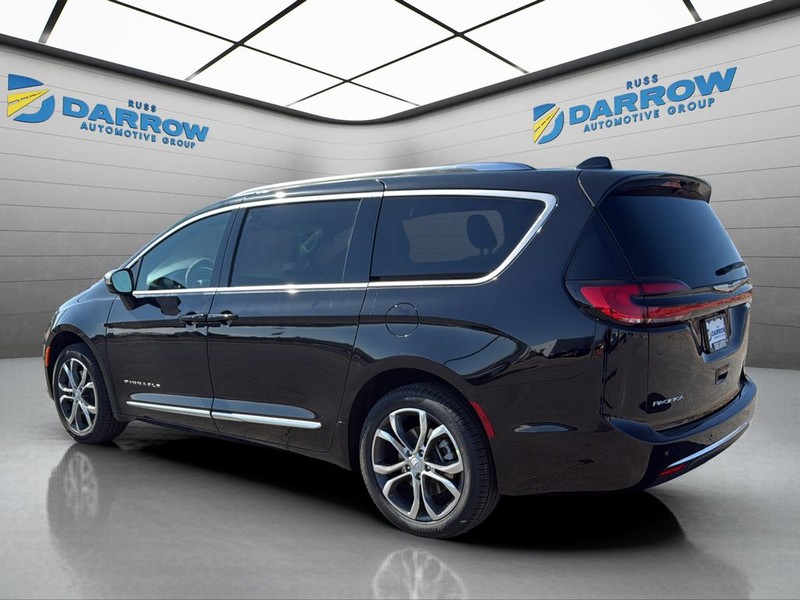 Chrysler Pacifica Vehicle Full-screen Gallery Image 3