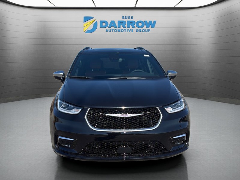 Chrysler Pacifica Vehicle Full-screen Gallery Image 8