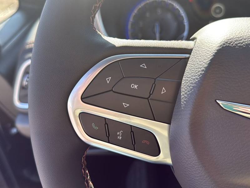 Chrysler Pacifica Vehicle Full-screen Gallery Image 9