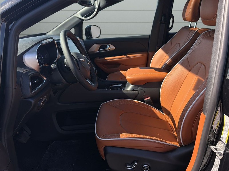 Chrysler Pacifica Vehicle Full-screen Gallery Image 10