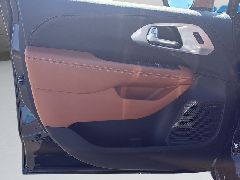 Chrysler Pacifica Vehicle Full-screen Gallery Image 11