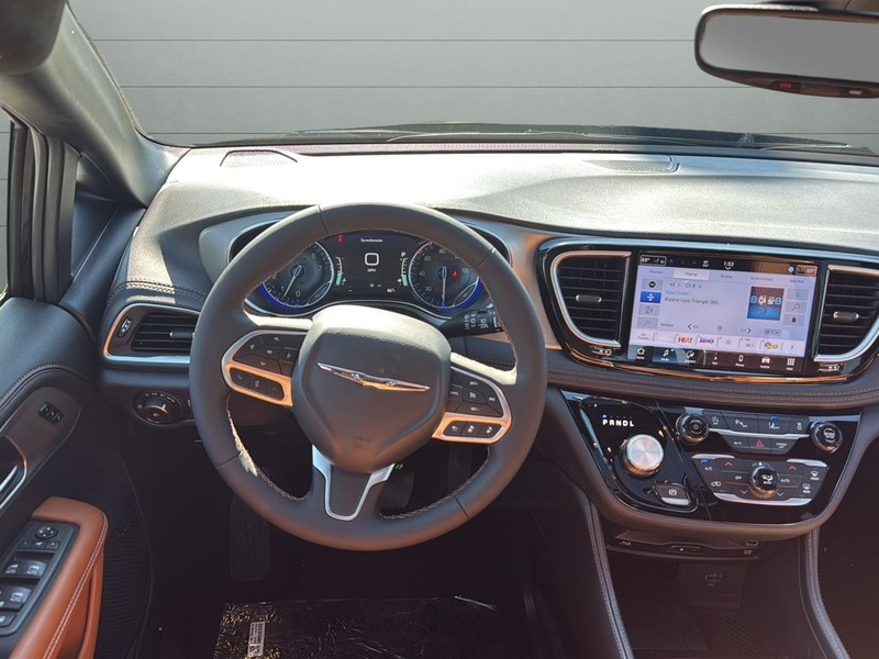 Chrysler Pacifica Vehicle Full-screen Gallery Image 12